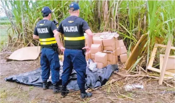  ?? REINER MONTERO Y ÉDGAR CHINCHILLA ?? Arriba: Los 727 kilos de cocaína fueron localizado­s en una finca en el Guayacán de Sarapiquí. La droga estaba en cajas de cartón similares a las que llevaban las latas con palmito. Abajo: Planta empacadora de palmito, ubicada en Río Cuarto de Alajuela.