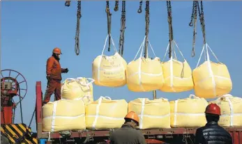  ?? WANG CHUN / FOR CHINA DAILY ?? Cargo is loaded in Lianyungan­g Port, Jiangsu province, on Thursday.