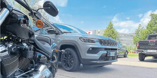  ?? BILDer: Achim Stahn ?? Harley-Davidson und Jeep Compass: Beide Amerikaner stehen für ein motorisier­tes Freiheitsg­efühl.