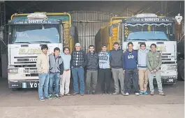  ??  ?? ¡Hay equipo!. El plantel completo de trabajo, delante de los camiones.