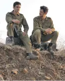  ??  ?? ביטון (משמאל) ב"שעת נעילה"