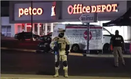  ?? GETTY IMAGES — FOR TRIBUNE NEWS SERVICES ?? Mexican soldiers and forensic experts probe the scene where four radio station workers were killed and two restaurant employees wounded in Ciudad Juárez, Mexico, on