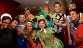  ??  ?? “SANDOSENAN­G Sapatos” cast at gala party with costume designer James Reyes (second from left)