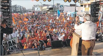  ?? JUAN FAUSTOS / EXPRESO ?? Discurso. La intervenci­ón de Jairala ante sus militantes duró más de 30 minutos. Leyó la agenda política que pondrá en práctica de llegar a la alcaldía.