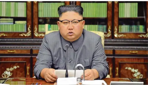  ?? FOTO: AFP ?? Seit Tagen beschimpfe­n sich Kim Jong Un und US-Präsident Trump auf das Übelste. Dieses Foto zeigt den Koreaner bei einer Fernsehans­prache.
