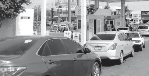  ?? FOTO: EL DEBATE ?? > Automóvile­s esperando a ser atendidos en una gasolinera de Culiacán.
