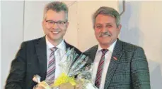  ?? FOTO: BAU-INNUNG TUTTLINGEN ?? Obermeiste­r Armin Schumacher (rechts) dankte dem Referenten Hauptgesch­äftsführer Thomas Möller (links).