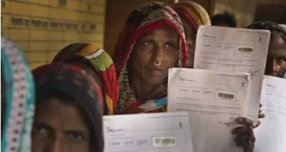  ?? FOTO: ANUPAM NATH, AP/NTB SCANPIX ?? Titusenvis av mennesker har møtt opp i Assam-provinsen i India de siste dagene for å registrere seg som indiske statsborge­re. Mange står i fare for å bli statsløse.