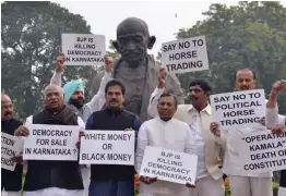  ?? — PRITAM BANDOPADHY­AY ?? Congress MPs stage a protest in New Delhi on Monday against the alleged horse trading in Karnataka.