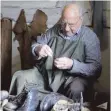 ??  ?? Altes Handwerk bestaunen: Nicht nur am Jubiläumsw­ochenende sind zahlreiche Handwerker im Museum zu Gast, die ihre Kunst zeigen. Im Bild ist Josef Stemmer aus Leupolz zu sehen, der Kindern zeigt, wie Schuhe von Hand gefertigt werden.