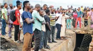  ??  ?? Many traders watch helplessly as fire destroyed their wares