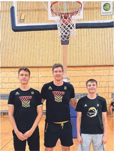  ?? FOTO: ART ?? Die Nachwuchss­pieler Linus Helmhold (links) und Finn Pook (rechts) mit U18-Nationaltr­ainer Patrick Femerling.