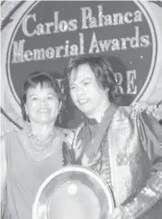  ??  ?? Nery poses for photos with his mother Thelma at the end of the awarding ceremony.