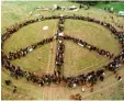  ?? Foto: dpa ?? Dieses Zeichen ist eines der bekanntes ten der Welt. Vor 60 Jahren wurde das Peace Symbol erfunden.