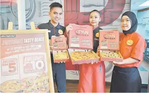  ??  ?? JANGAN LEPASKAN PELUANG: Kakitangan Pizza Hut Cawangan Sarawak Plaza menunjukka­n persembaha­n Awesome! Tasty Deals-Promosi Gegar Rasa Gempak Harga yang kini boleh didapati di mana-mana Restoran Pizza Hut terdekat sehingga 27 Disember ini.