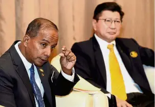  ??  ?? Q&amp; A session: Kulasegara­n answering questions as FMM president Datuk Soh Thian Lai looks on after a dialogue session in Petaling Jaya.