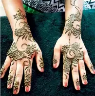 ??  ?? Beautician­s have urged residents to insist on natural henna when they go to salons. They have also warned against fake products.