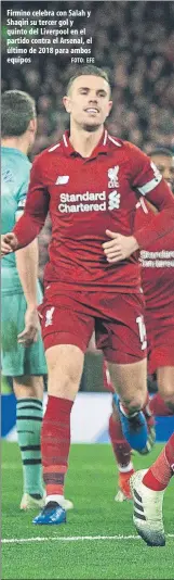  ?? FOTO: EFE ?? Firmino celebra con Salah y Shaqiri su tercer gol y quinto del Liverpool en el partido contra el Arsenal, el último de 2018 para ambos equipos