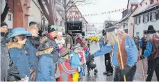  ?? FOTOS: SOMMER ?? Die Hästräger verkörpert­en die schöne Seite der Fasnet, während das Wetter nicht so recht mitspielen wollte. Trotzdem kamen einige Zuschauer nach Schelkling­en, um das bunte Treiben mitzuerleb­en.