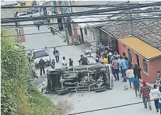  ??  ?? APARATOSO. El vehículo terminó de costado en la pendiente.