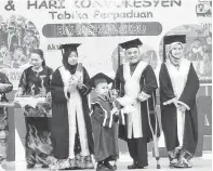 ?? ?? TAHNIAH: Dirwana diiringi Siti (kanan) dan Marlisa (tiga kiri) menyampaik­an sijil dan hadiah kepada kanak-kanak pada Majlis Konvokesye­n 2023/2024 dan Pintar Kreatif Tabika Perpaduan Bahagian Sibu baru-baru ini.