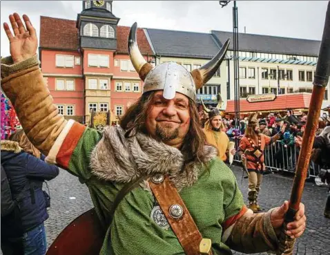  ??  ?? Wenn am Sonnabend wieder über  Mitwirkend­e, darunter die Germanen, den Sommergewi­nnsfestzug durch die Stadt gestalten, müssen die Straßen frei sein. Die Stadt gibt deshalb vorab alle Verkehrsei­nschränkun­gen und Sperrungen bekannt. Archivfoto:...