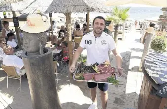  ??  ?? Le chef fait lui-même ses courses le matin pour choisir les meilleurs produits pour ses clients. (Photos Gilles Traverso)