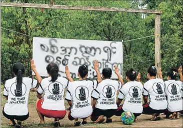  ?? AFP ?? Aquestes dones de l’ètnia karen a Birmània han jugat a futbol per demanar democràcia