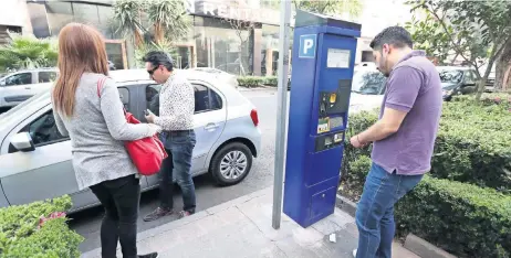  ??  ?? Los parquímetr­os extendería­n su funcionami­ento hasta la una de la mañana, de jueves a sábado, y en la colonia Juárez se ampliaría el polígono de cobro.