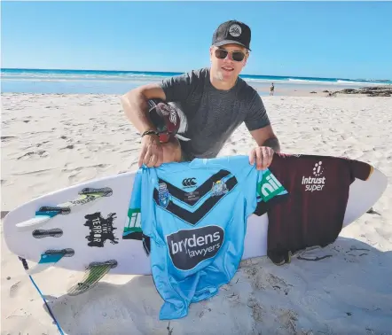  ?? Picture: ANNETTE DEW ?? Matt Damon with State of Origin jerseys at North Stradbroke Island.