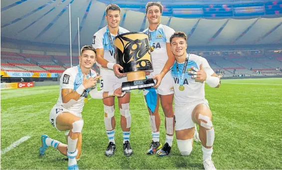  ?? @LOSPUMAS7A­R ?? Cuatro campeones. Moneta, Fraga, Isgró y Graziano, integrante­s de Los Pumas 7’s, posan con el trofeo en el Seven de Vancouver.