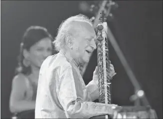  ?? Deshakalya­n Chowdhury-afp-getty Images/file ?? Sitar maestro Ravi Shankar, flanked by his daughter Anoushka Shankar, performs at the Dover Lane Music Conference in Kolkata, India, in February 2009. Shankar died Tuesday.