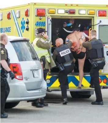  ?? PHOTO D’ARCHIVES, AGENCE QMI ?? Jimmy Raymond-bélanger, alors qu’il était escorté par les policiers à l’intérieur d’une ambulance jeudi, au terme d’une cavale qui l’a mené de Boischatel jusqu’en Mauricie.