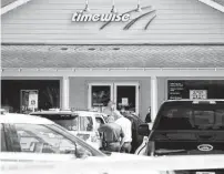  ??  ?? Detectives talk to someone at the convenienc­e store. A worker at the McDonald’s nearby recorded the shooting.