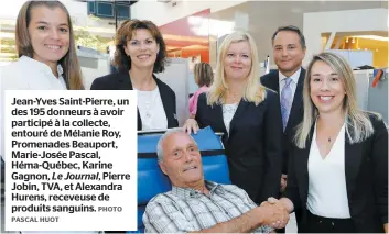  ?? PHOTO PASCAL HUOT ?? Jean-yves Saint-pierre, un des 195 donneurs à avoir participé à la collecte, entouré de Mélanie Roy, Promenades Beauport, Marie-josée Pascal, Héma-québec, Karine Gagnon, Le Journal, Pierre Jobin, TVA, et Alexandra Hurens, receveuse de produits sanguins.