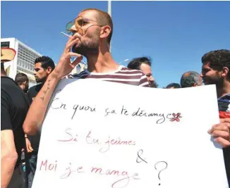  ?? SOFIENNE HAMDAOUI AGENCE FRANCE-PRESSE ?? Les manifestan­ts rassemblés au centre-ville de Tunis arboraient des pancartes demandant le respect de leur libre choix en matière religieuse. L’État est décrit comme «gardien de la religion».