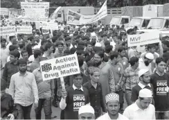  ??  ?? An anti- drug rally is taken out by the residents of Mumbra, Mumbai, on Sunday.