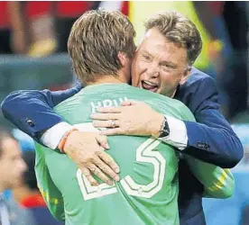  ?? SERGIO MORAES/REUTERS ?? Coach Louis van Gaal, right, is one win away from putting the Dutch back in the finals.