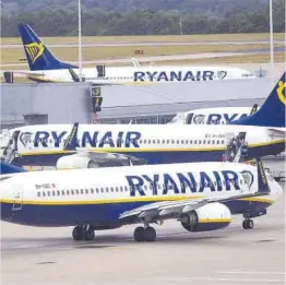  ?? Chris Ratcliffe / Bloomberg ?? Aviones de Ryanair, en el aeropuerto de Stansted (Reino Unido).