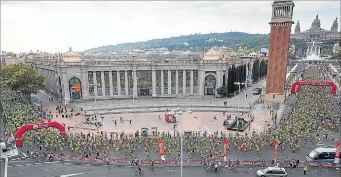  ?? MANÉ ESPINOSA ?? La avenida Maria Cristina, desde donde partió la Cursa, y la plaza Espanya, desde donde los participan­tes se dirigieron hasta el centro de la ciudad