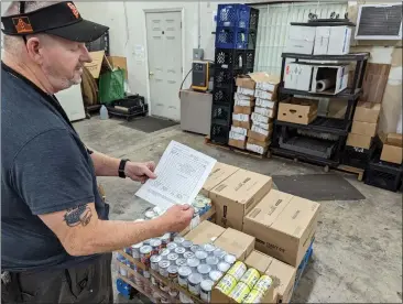  ?? PHOTOS BY JAKE HUTCHISON — ENTERPRISE-RECORD ?? Outreach Coordinato­r Tim Miller explains the process of providing food to local pantries Monday, in Oroville.