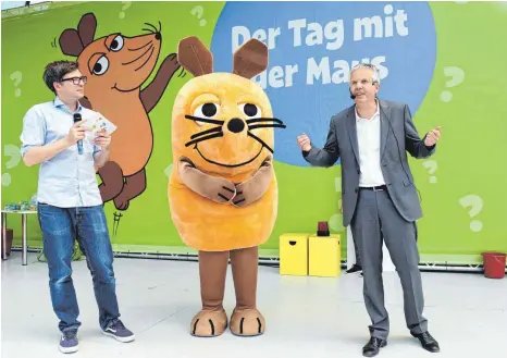  ?? FOTOS: SPIELELAND/© I.S.-M./F.S./WDR MG/© WDR MG ?? Ralph Caspers, Moderator der „Sendung mit der Maus“, kommt seit 2014 regelmäßig für den großen „Tag mit der Maus“ins Spieleland (im Bild rechts Professor Jörg Wendorff bei der Live-Show).