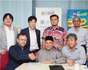  ??  ?? Raffcomm Sdn Bhd managing director Datuk Md Afendi Hamdan (seated, centre) and Mirai Souzou chief executive officer Hiroyuki Okada sealing their partnershi­p at a signing ceremony in Kuala Lumpur recently. Also present are Raffcomm Technologi­es director...