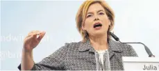  ?? FOTO: WOLFGANG KUMM/DPA ?? Bundesland­wirtschaft­sministeri­n Julia Klöckner: Bis Ende 2026 soll Blumenerde in Deutschlan­d komplett torffrei sein.