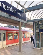  ?? RP-FOTOS
(2): STEPHAN MEISEL ?? Der Aufzug am S-Bahnhof Langenfeld ist seit Wochen außer Betrieb.