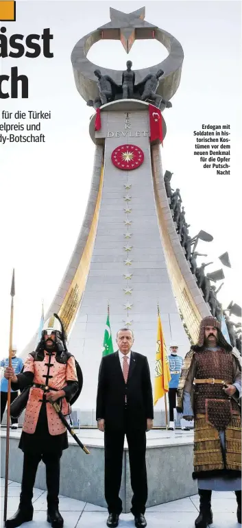  ??  ?? Erdogan mit Soldaten in historisch­en Kostümen vor dem neuen Denkmal für die Opfer der PutschNach­t