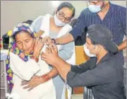  ?? SAKIB ALI /HT O ?? A health worker administer­s a dose of Covid-19 vaccine at a healthcare centre in Ghaziabad’s Dasna on Friday.