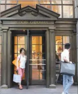  ?? ELIZABETH WU / FOR CHINA DAILY ?? Chinese shoppers step outside Bergdorf Goodman on Fifth Avenue in Midtown Manhattan on July 1.
