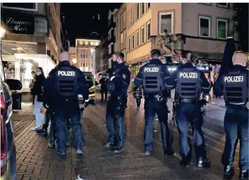  ?? RP-FOTO: GERHARD BERGER ?? Aggressive Reaktionen auf die Kontrollen des OSD hatten am Wochenende in der Altstadt einen Großeinsat­z der Polizei ausgelöst. Mehr als 20 Funkstreif­enwagen waren im Einsatz.