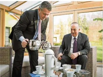  ?? FOTO: GÄRTNER/IMAGO ?? Fast privat: SPD-Politiker Gabriel empfing Türkeis Außenminis­ter Cavusoglu zu Hause in Goslar.